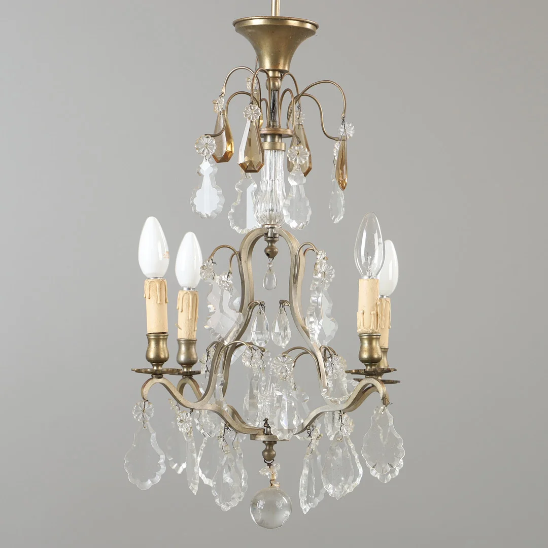 LJUSKRONA, 4-armad, mässing med prismor, 1900-talets mitt. — Chandeliers — Helsingborgs Auktionskammare