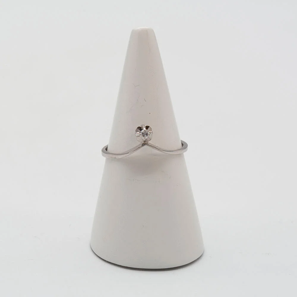HENNING ULRICHSEN. MODERNISTISCHER DESIGNERRING AUS 14 KARAT WEISSGOLD MIT EINEM KLEINEN BRILLANTEN, "HU", VINTAGE. — Rings — Kunst- und Auktionshaus Kleinhenz