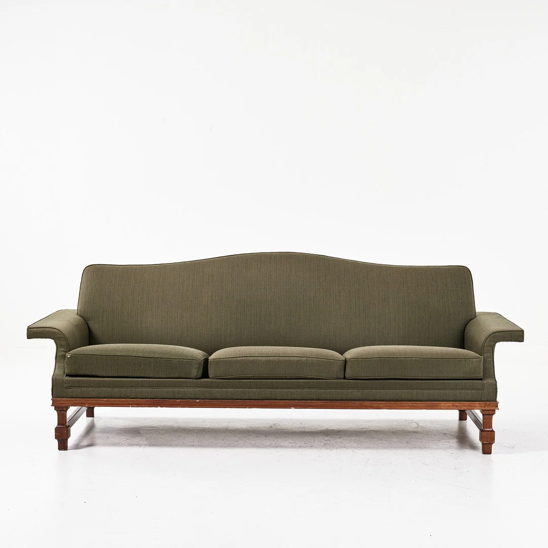 JOHANNES ANDERSSON. Soffa, Trensums Fåtöljfabrik, 1900-talets mitt. Stomme av trä, textilklädd. — Sofas & Seatings — Stockholms Auktionsverk Magasin 5