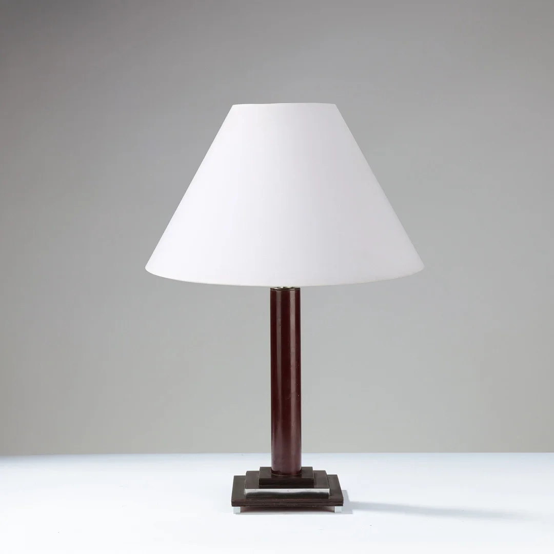 ART DECO: Bordlampe af bordeaux-malet træ og blankt metal med kvadratisk, trinvis fod, europæisk formgiver, 1900-tallets midte. — Table Lamps — Palsgaard Kunstauktioner