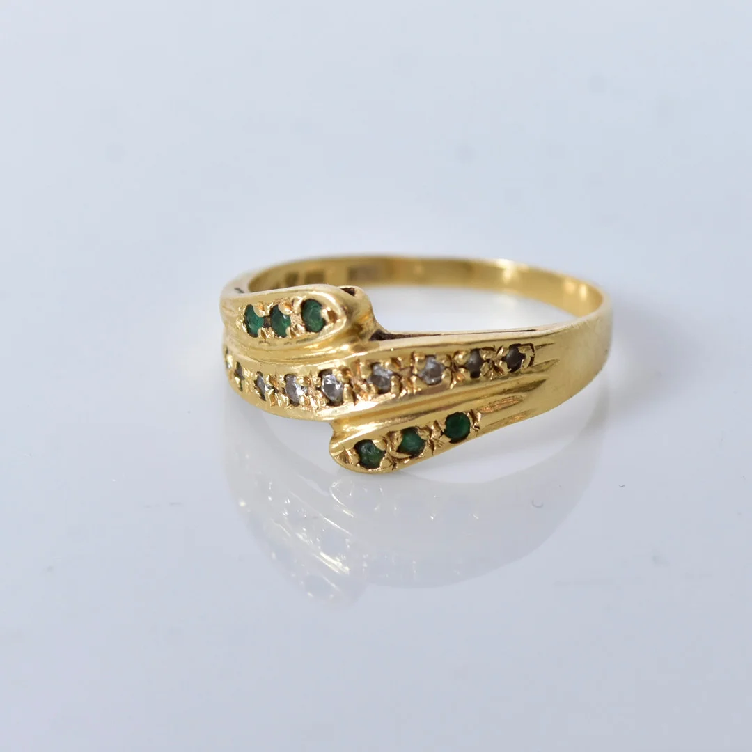 RING, 18 karat rödguld med 9 facettslipade diamanter om totalt 0,11 carat och 6 -safirer, Bengt Hallberg Köping 1988. — Rings — Halmstads Auktionskammare