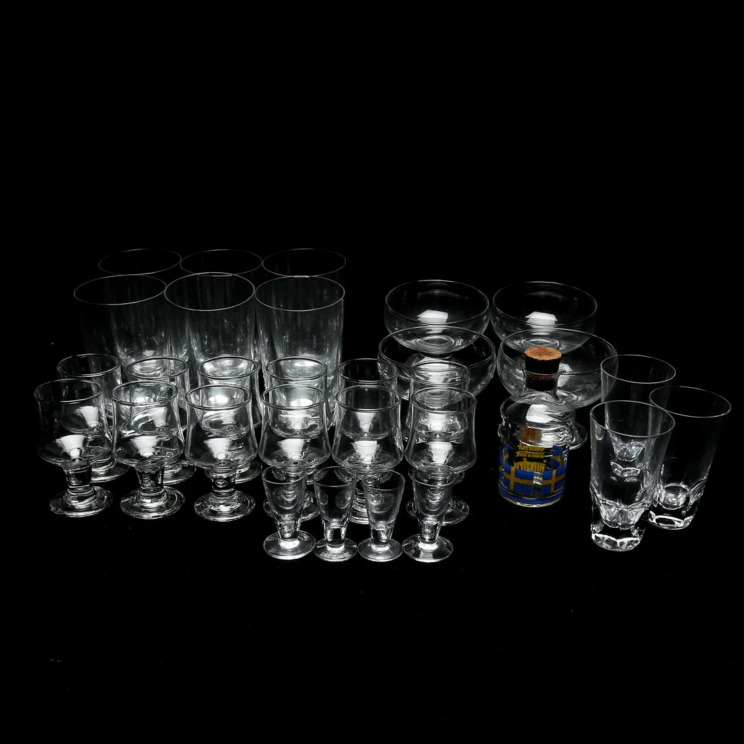 GLAS, totalt 30 delar (6 st plus 4 st plus 12 st plus 4 st plus 1 st plus 3 st) olika sorter. — Tableware — Kalmar Auktionsverk