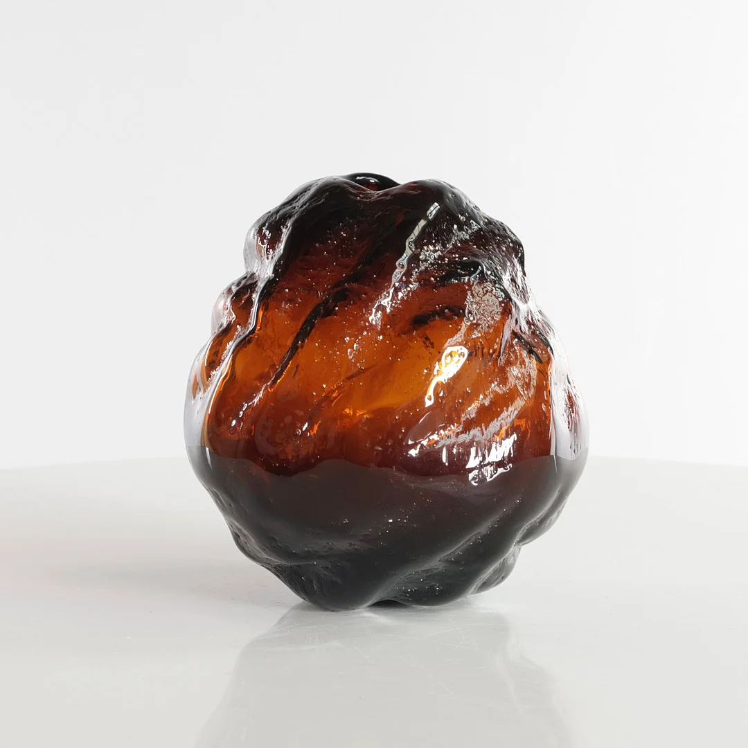 PER LÜTKEN (F. 1916, D. 1998). Vase, våd lerform, unika, glas, Holmegaard Glasværk, Danmark. — Art glass — Woxholt Auktionshus