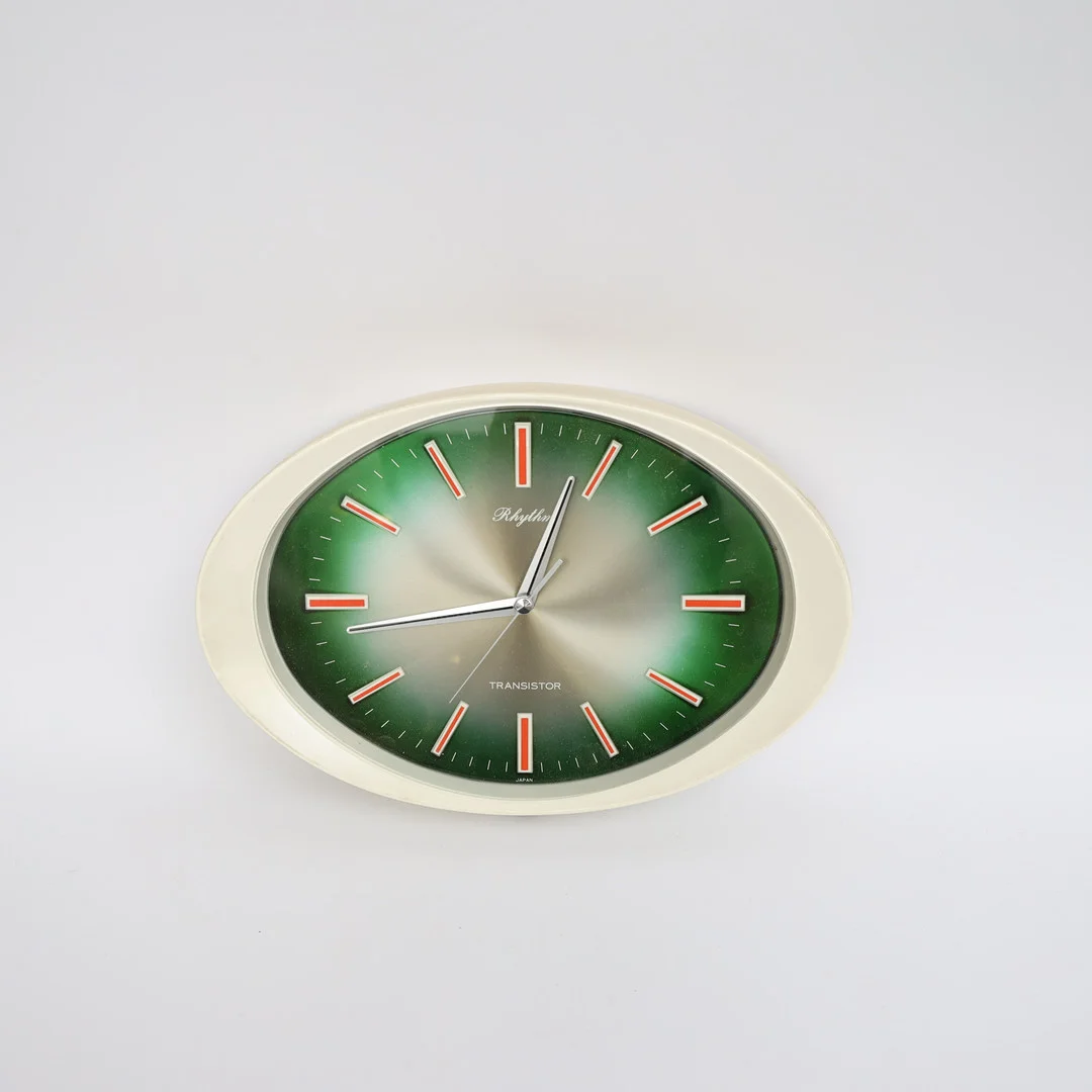 VÄGGUR, "Rhythm" Transistor, Japan, 1900-talets andra hälft, plast. — Wall Clocks — Falun Auktionsbyrå