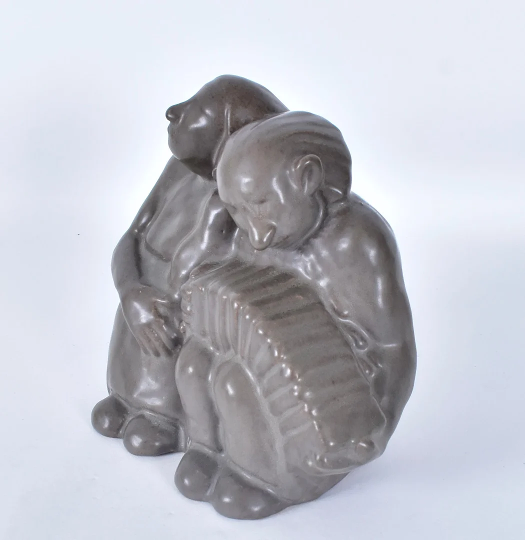 ÅKE HOLM. Skulptur, "Trollpar med dragspel", keramik, signerad Å. Holm. — European — Halmstads Auktionskammare