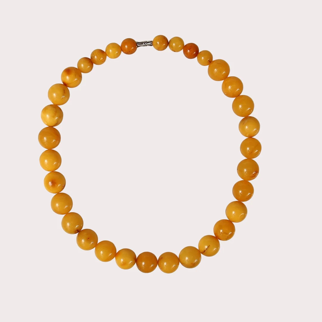 HALSCOLLIER med runda kulor av bärnsten i doserad storlek. — Necklace — Limhamns Auktionsbyrå