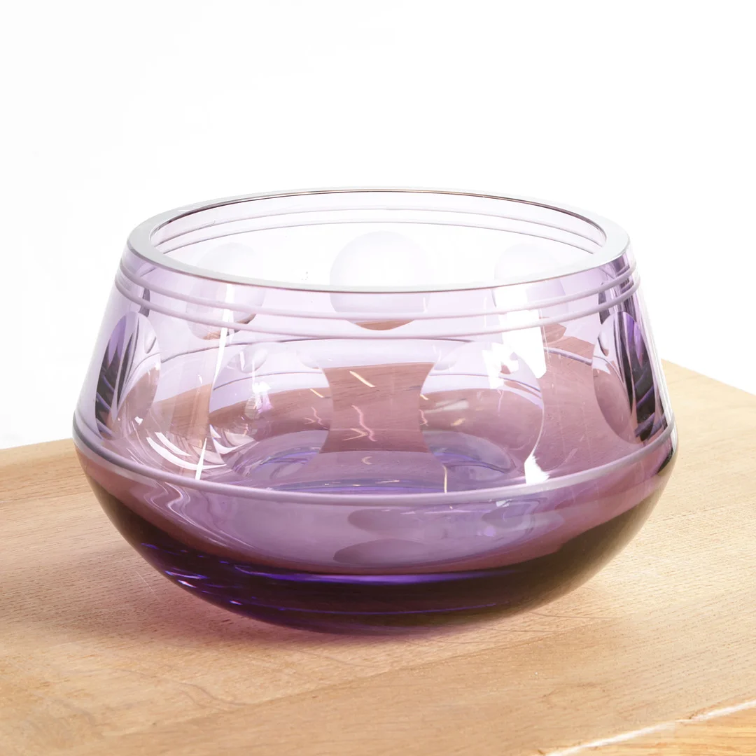 KYLLE SVANLUND (F. 1921, D. 2003). Cirkulær skål af lilla glas med cirkulære slibninger. Sign. i bunden, K.S, Holmegaard, 1973, Unika nr. 1, 7606. — Art glass — Woxholt Auktionshus