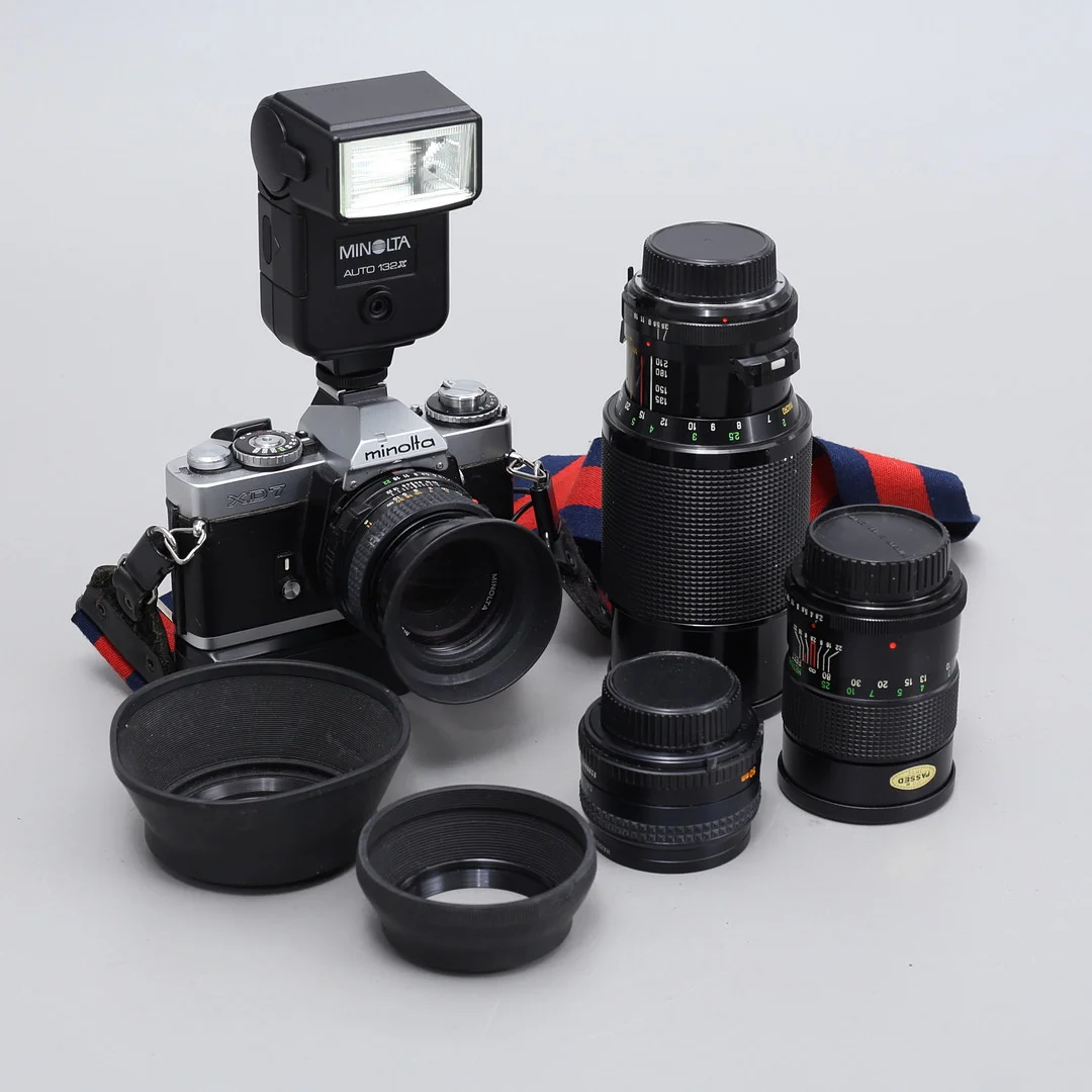 KAMERA, Minolta XD7 med objektiv samt tillbehör. — Cameras & accessories — Auktionshuset Thelin & Johansson