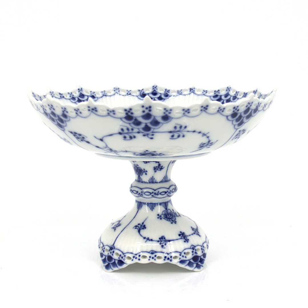KAKFAT PÅ FOT, "Musselmalet", helblond, nr 1020, porslin, Royal Copenhagen, Danmark. — European — Höganäs Auktionsverk