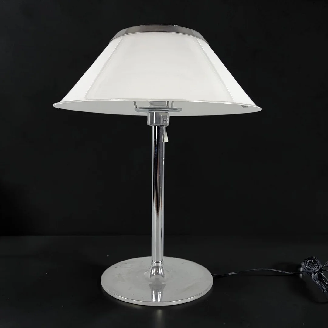 PER SUNDSTEDT. Bordslampa, "Mars", metall/plast, Kosta Lampan/ Ateljé Lyktan, Åhus. — Table Lamps — Roslagens Auktionsverk