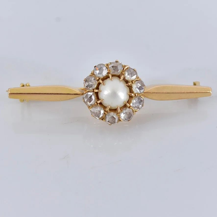 CARMOSÉBROSCH, 18 karat rödguld med 18 rosnenslipade diamanter och pärla. — Brooches & Pendants — Halmstads Auktionskammare