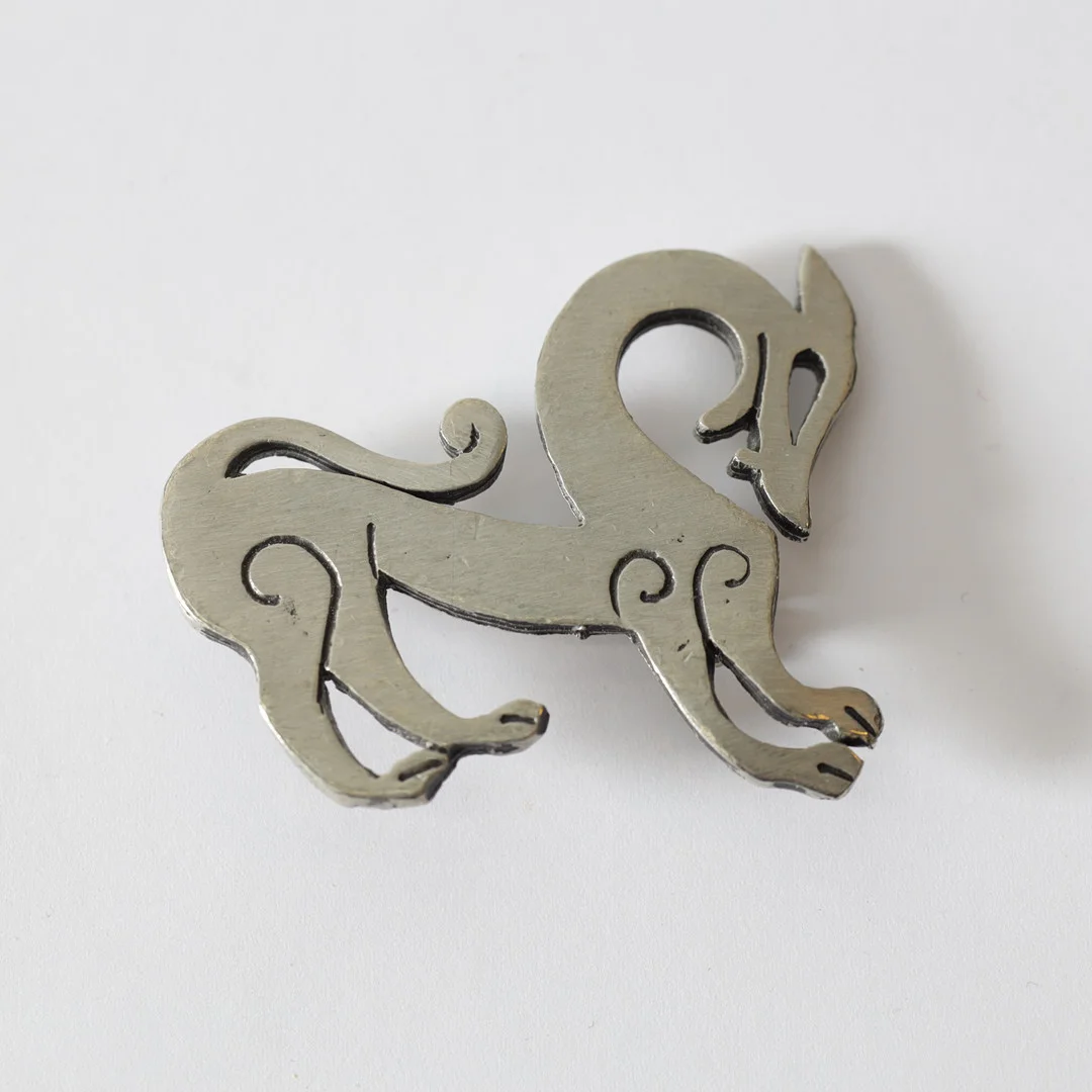 BENGT BLOMQVIST. brosch, tenn, monogramsignerad, 1900-tal. — Brooches & Pendants — Gomér & Andersson Nyköping