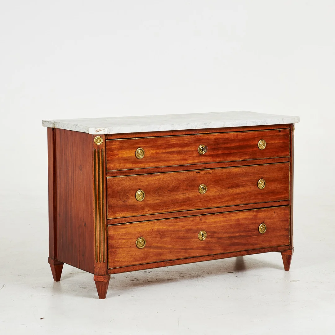 BYRÅ. Sengustaviansk, mahognyfanér, tre lådor, konturerad marmorskiva, 1800-talets första delar. — Chests of drawers — Stockholms Auktionsverk Sickla