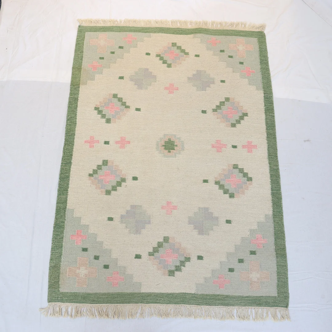 VÄVD MATTA, Röllakan, flerfärgad. — Carpets — Falun Auktionsbyrå