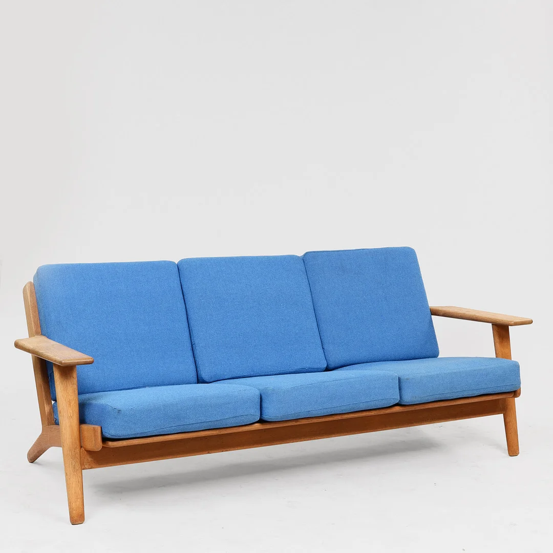 HANS J WEGNER. Tre-personers sofa af eg, model GE-290, Getama, Danmark. — Sofas & Seatings — Palsgaard Kunstauktioner