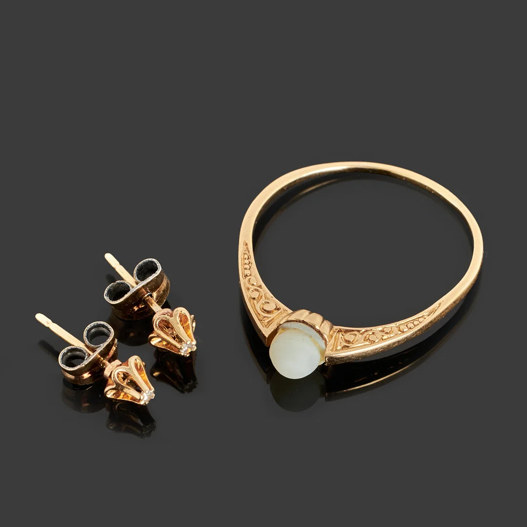 RING & ÖRHÄNGEN, ett par, 18k guld, ring med imitationspärla, örhängen med diamanter totalt ca 0.02ct. — Jewellery — Crafoord Auktioner Stockholm