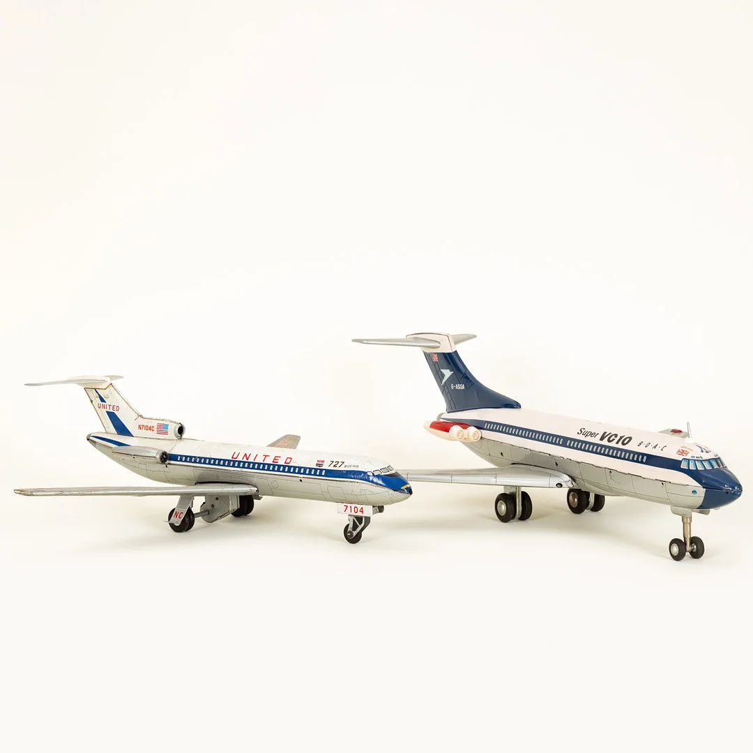Zwei Flugzeugmodelle aus Blech: Alps Boeing 727 und Super VC10 mit Batteriebetrieb, 2. Hälfte 20. Jh. (2). — Toys — Stockholms Auktionsverk Hamburg
