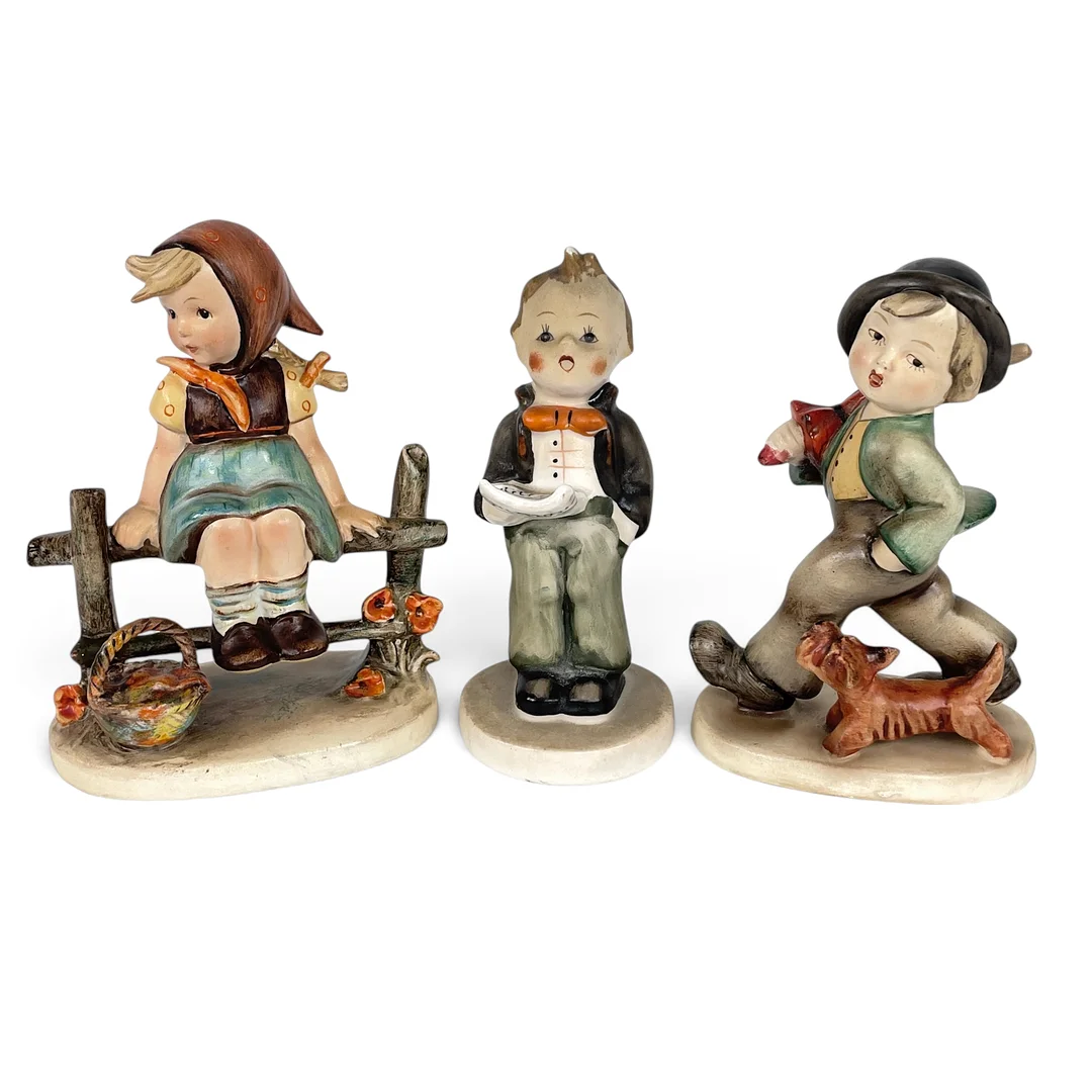 FIGURINER, 3 st, porslin, varav 2 st M.J.Hümmel, Goebel, Tyskland, 1900-talets första hälft. — European — Roslagens Auktionsverk