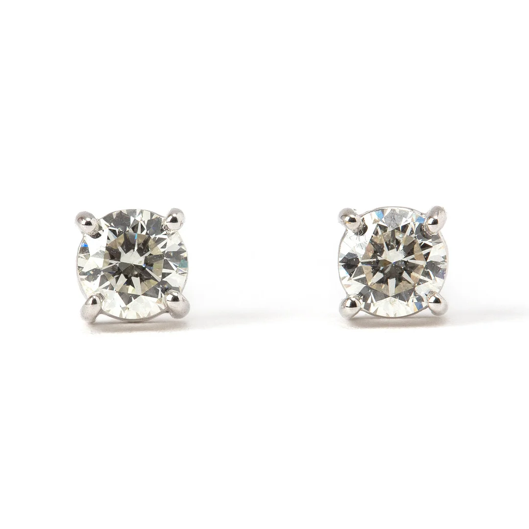 ÖRHÄNGEN, 18K vitguld med briljantslipade diamanter, totalt ca 0.60 ct. — Earrings — Stockholms Auktionsverk Göteborg