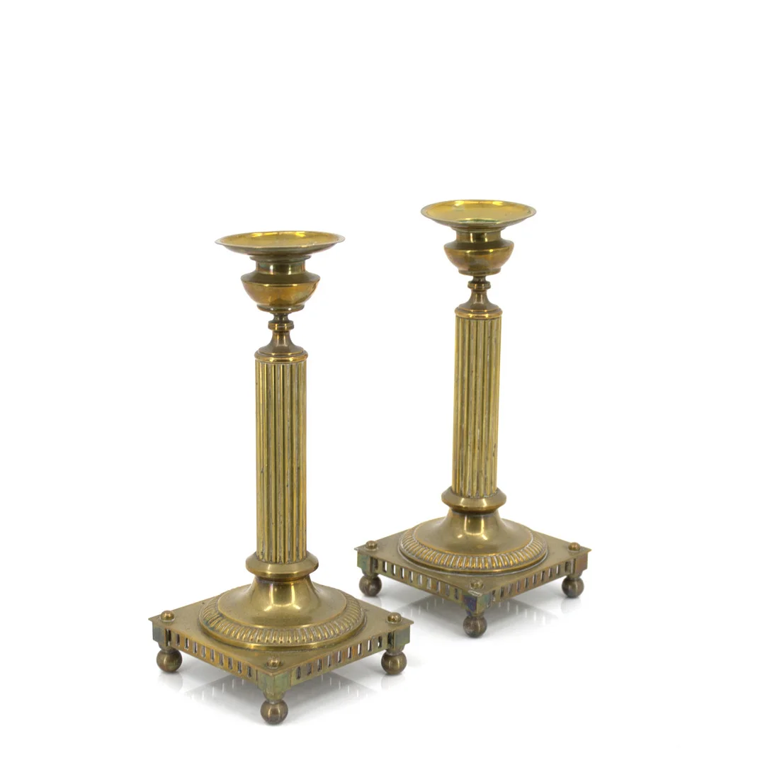 LJUSSTAKAR, ett par, gustaviansk stil, mässing, 1900-tal. — Candlesticks — Höganäs Auktionsverk