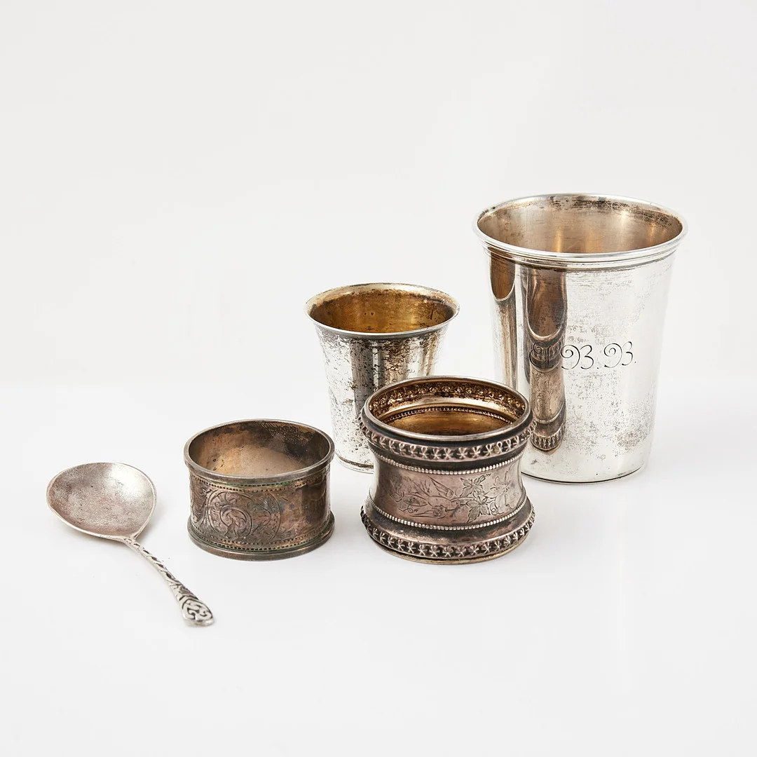 PARTI SILVER, 5 dlr, pokaler, servettringar, sked, blandad tillverkning, England, Sverige, 18/1900-tal. — Silver — Stockholms Auktionsverk Sickla