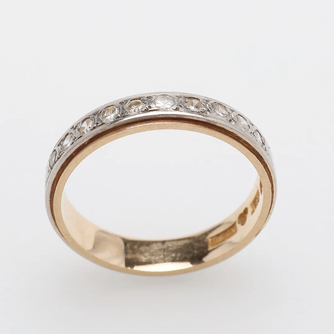 ALLIANSRING, 18 K GULD MED 10 ST SMÅ ÅTTKANSLIPADE DIAMANTER, LARS GULDSMEDSVERKSTAD, HUSKVARNA 1968, 3,2 g. — Rings — Crafoord Auktioner Lund