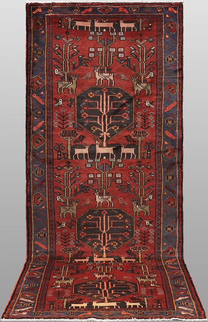 ORIENTMATTA. Figural Hamadan gallerimodell, 300 x 112 cm. — Persian Carpets & Textiles — Gomér & Andersson Linköping