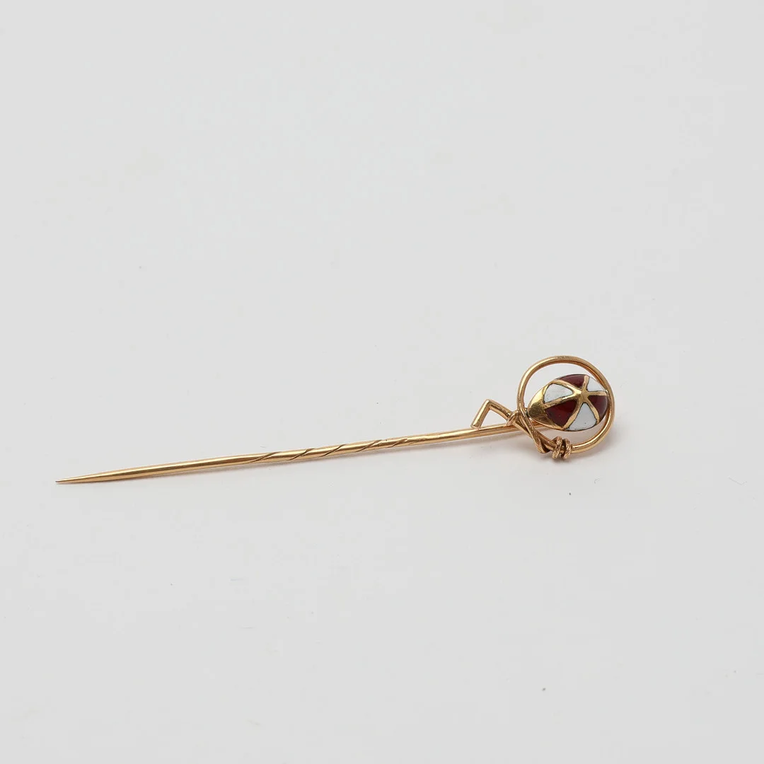 KRÅSNÅL, guld 18K dekor av emalj i form av Jockeyhjälm och piska. — Cufflinks & Tie Pins — Uppsala Auktionskammare