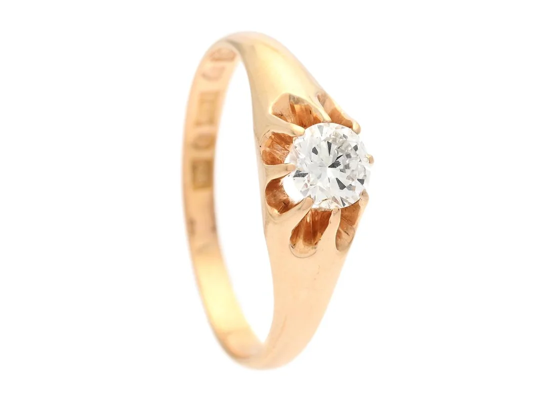 ENSTENSRING, 18K guld, briljantslipad diamant ca 0,35 ct, ca TW/P1, stl 16,25 mm, vikt 2,5 g, inneslutning som når ytan, nagg på kuletten. — Smycken/Enstensring — Kaplans