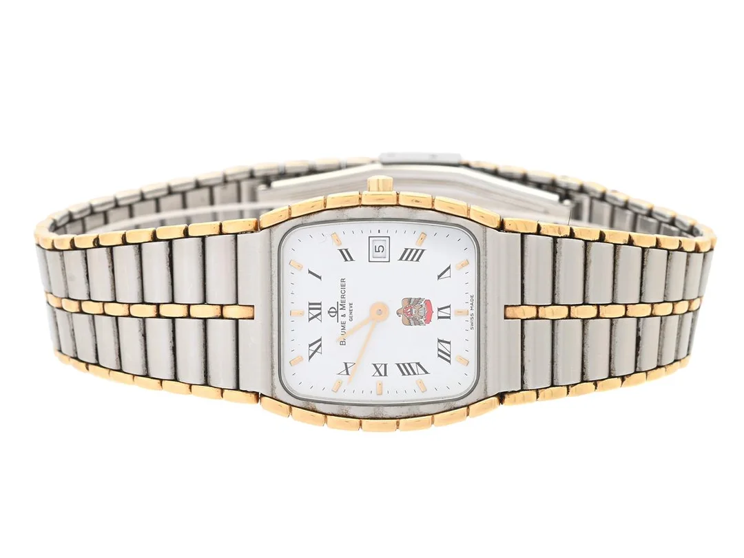 BAUME & MERCIER, Geneve, Bamboo, "UAE Dial", Serie nr. 1508080, Boett nr. 5750, herrur, 27 x 32 mm, bicolour, quartz, mineralglas, datum, integrerad originallänk, viklås, ca 1985, box, ytterkartong. — Klockor/Baume&Mer — Kaplans