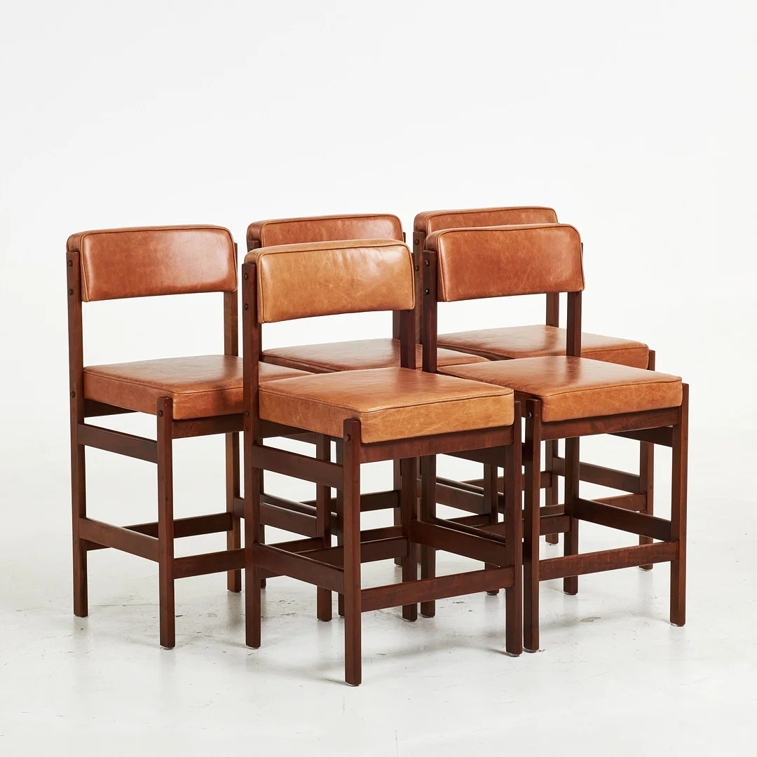 SERGIO RODRIGUES. Stolar, 5 styck, "Banqueta Tião", sits läder, bonat lövträ, Linbrasil 2019, brickmärkta. — Armchairs & Chairs — Stockholms Auktionsverk Sickla