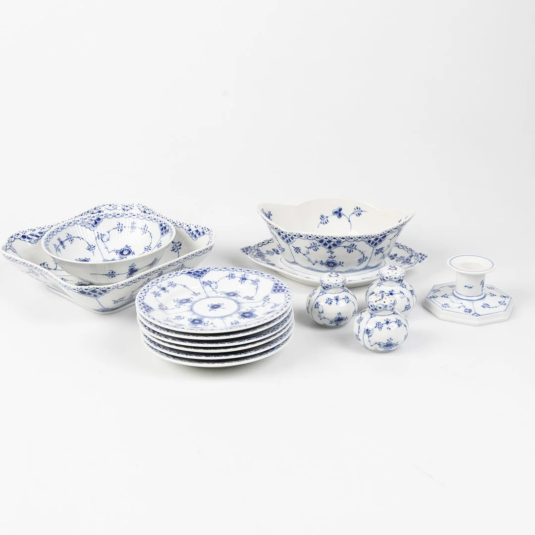 SERVIS, 13 delar, Musselmalet, halvblond, Royal Copenhagen, porslin, 1:a sortering. — European — Stockholms Auktionsverk Helsingborg