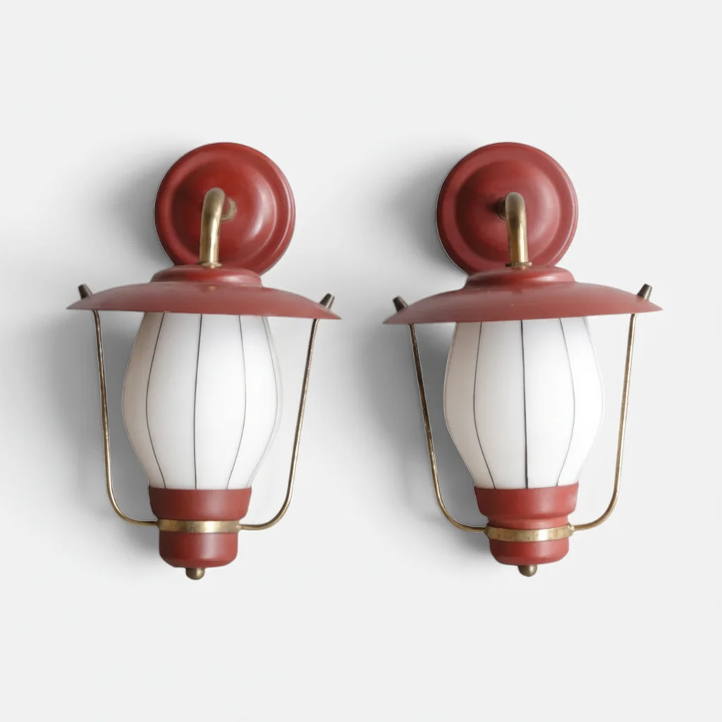 BENT KARLBY. Et par væglamper af rødlakeret metal med detaljer af messing, skærme af hvidt glas med sorte horisontale striber. Udført hos Lyfa. Sverige, 1960'erne (2). — Wall Lights — Woxholt Auktionshus