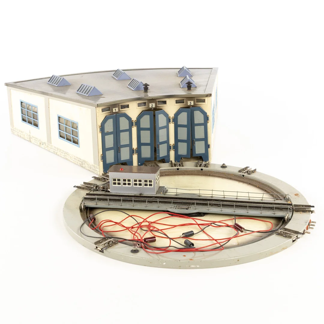 MÄRKLIN. Vändskiva och lokstall för tre lok. Modell 410 NG & 7028, ca 1950/60-tal, Tyskland. — Model railways — Karljohan Auktioner