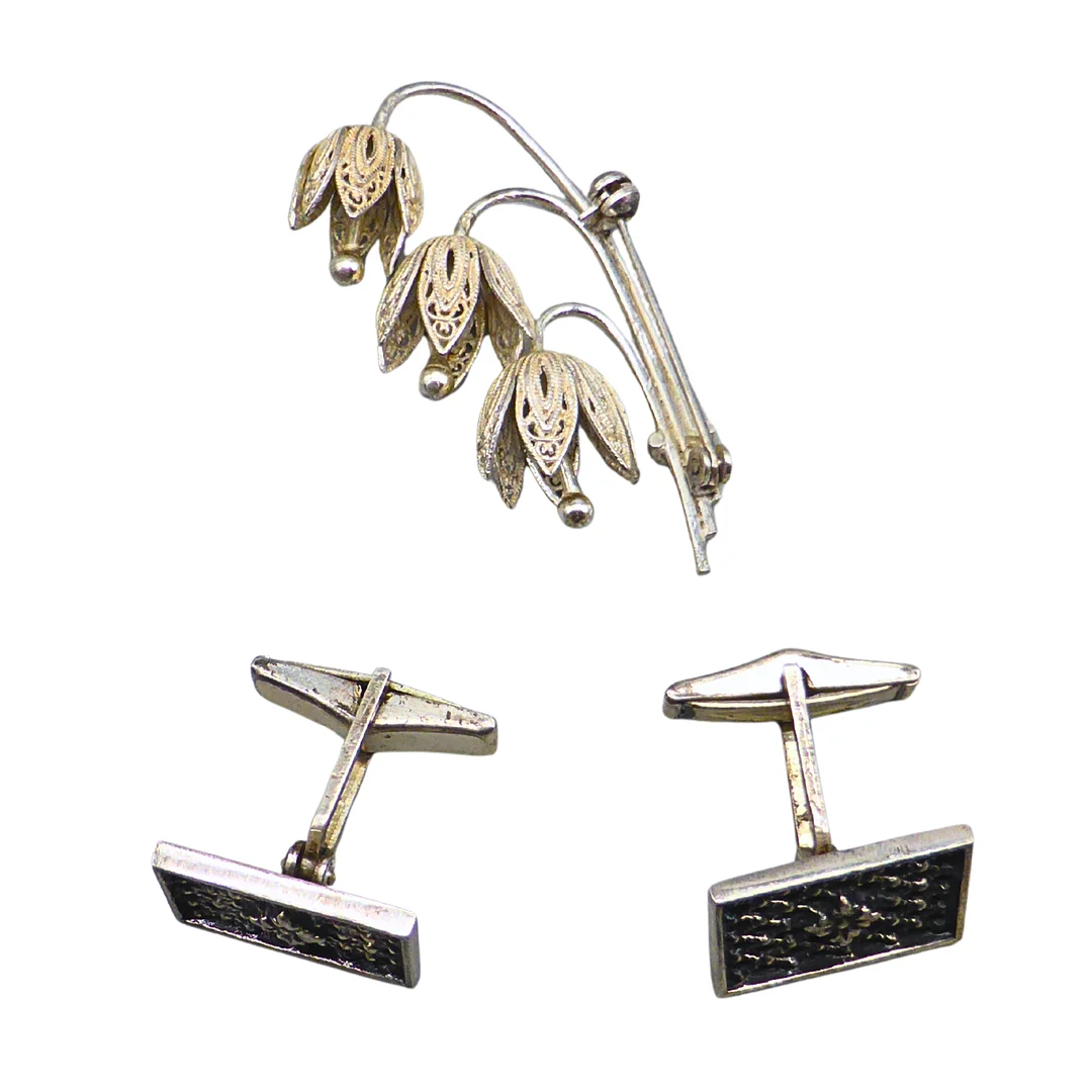 DREITEILIGES SCHMUCKSET - BROSCHE UND MANSCHETTENKNÖPFEN AUS 925ER SILBER. — Silver — Auktionshaus Stuber's Hammerschlag