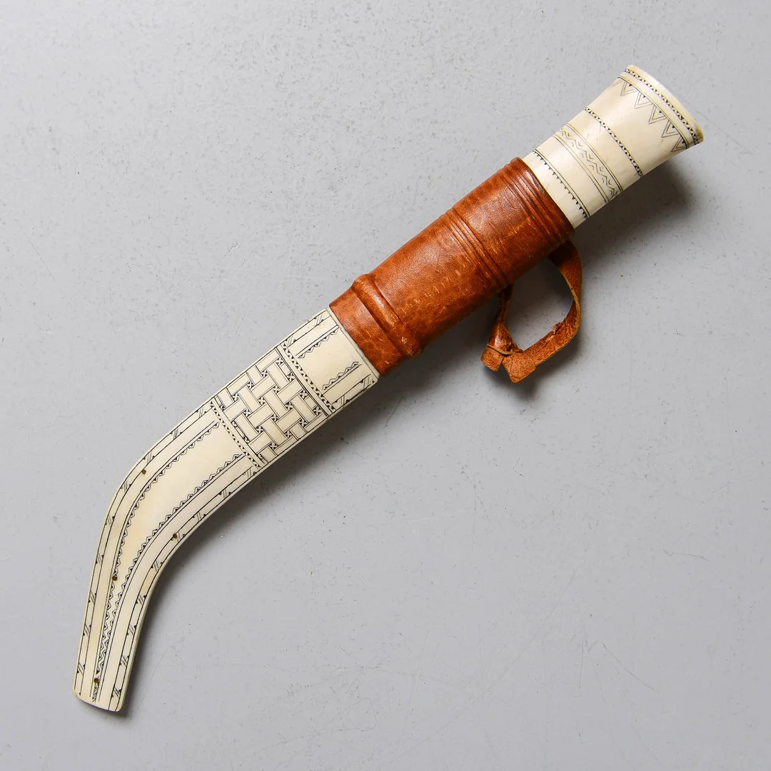 PAUL LARSSON. Samekniv, halvhorn, Järpbyn, Jämtland (1906-1996). — Sami Arts & Crafts — Formstad Auktioner