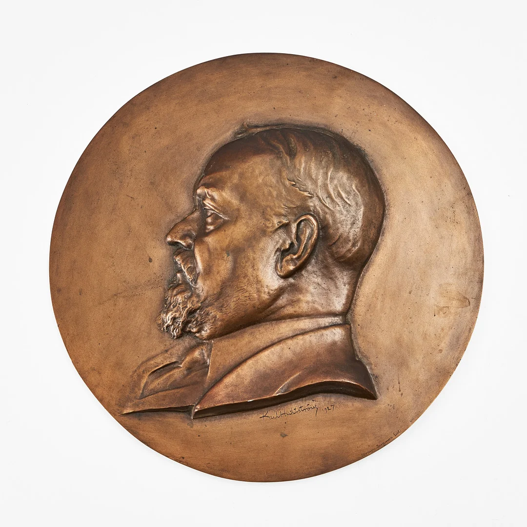 KARL HULTSTRÖM. Porträtt, väggplakett, brons, 1927, Herman Bergman fud. — Sculptures & Bronzes — Stockholms Auktionsverk Magasin 5
