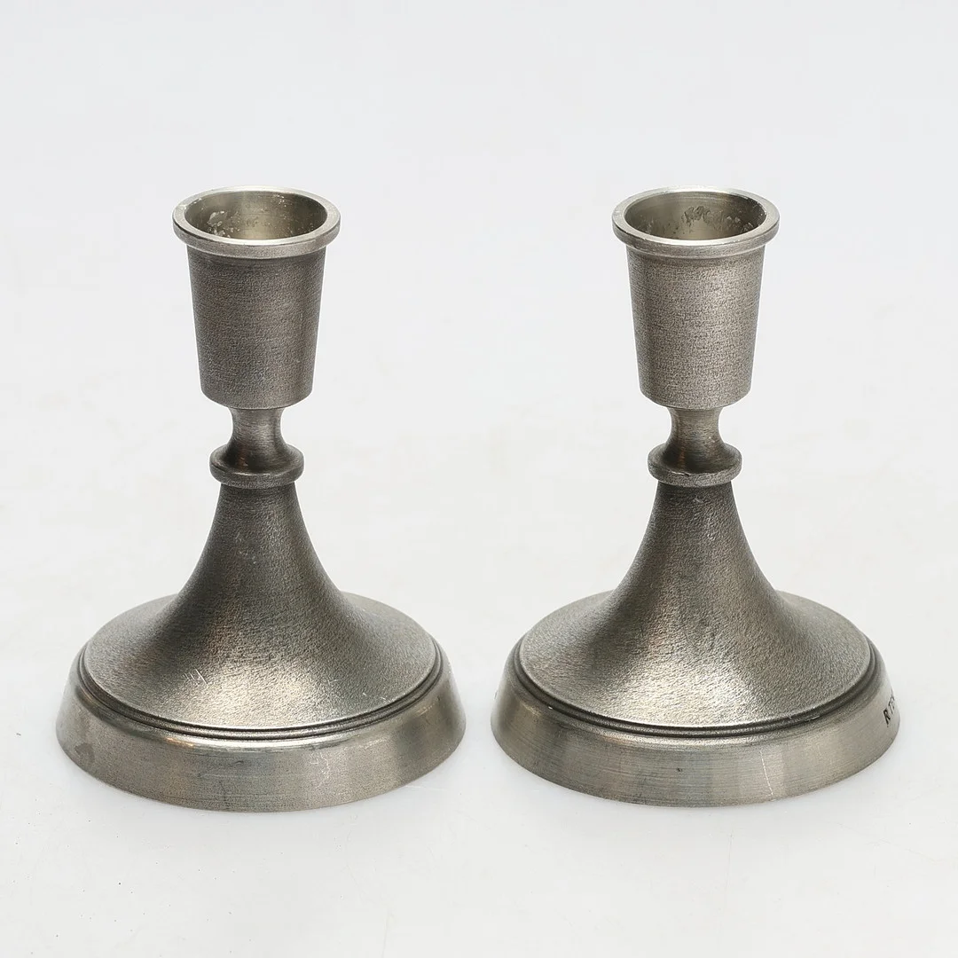 LJUSSTAKAR, ett par, tenn, Rune Tennesmed, tillverkade år 2000. — Pewter, Brass & Copper — Gomér & Andersson Jönköping
