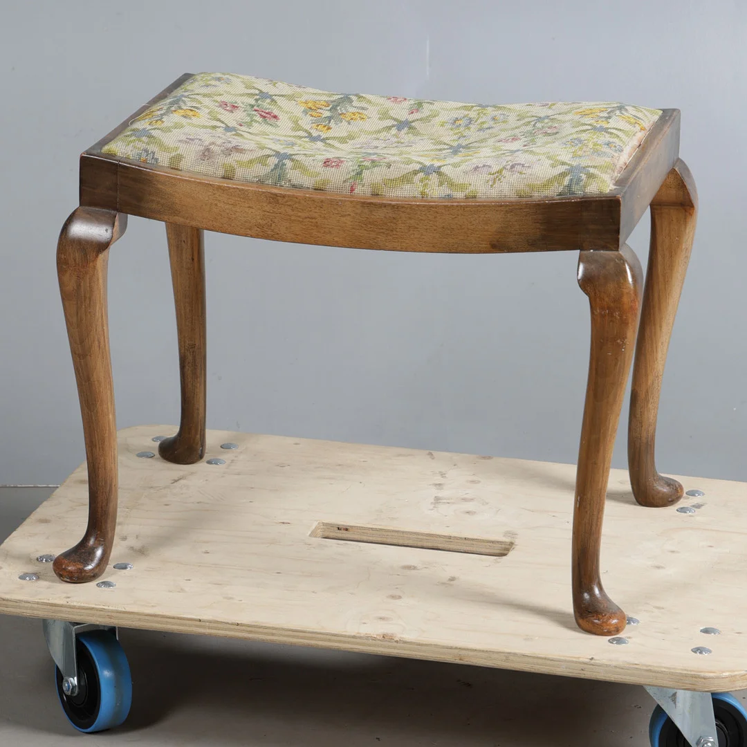 A 20TH CENTURY WALNUT DRESSING STOOL. — Sofas & Seatings — Bishop & Miller