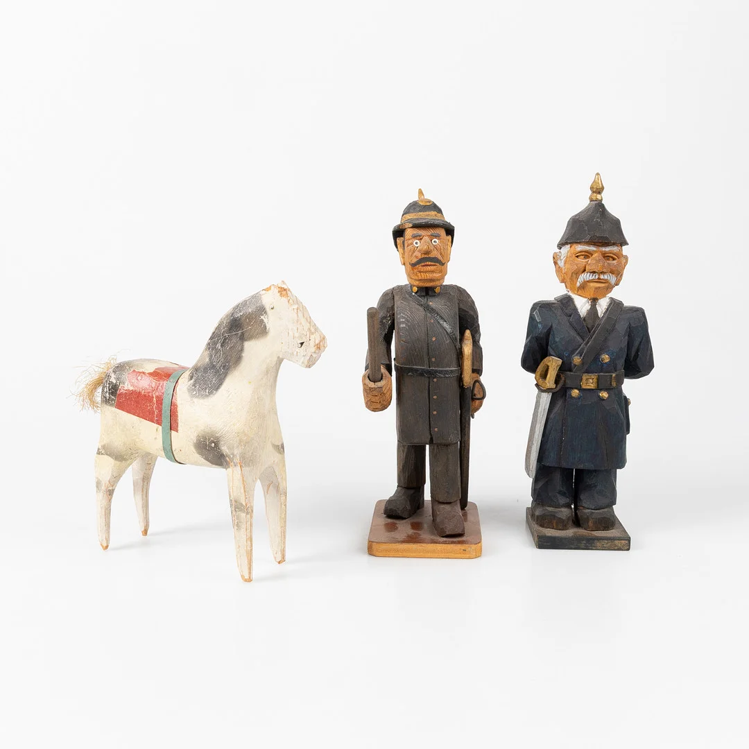 SNIDADE FIGURER, 3 st,1900-tal, trä, delvis bemålade, varav två med signaturer. — Sculptures & Bronzes — Stockholms Auktionsverk Helsingborg