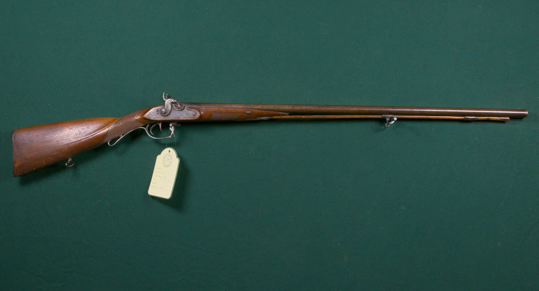 Slaglåsgevär, dubbelpipigt, lås konverterat från flintlås, 1800-talets första hälft. — Guns & Rifles — Mauritz Widforss