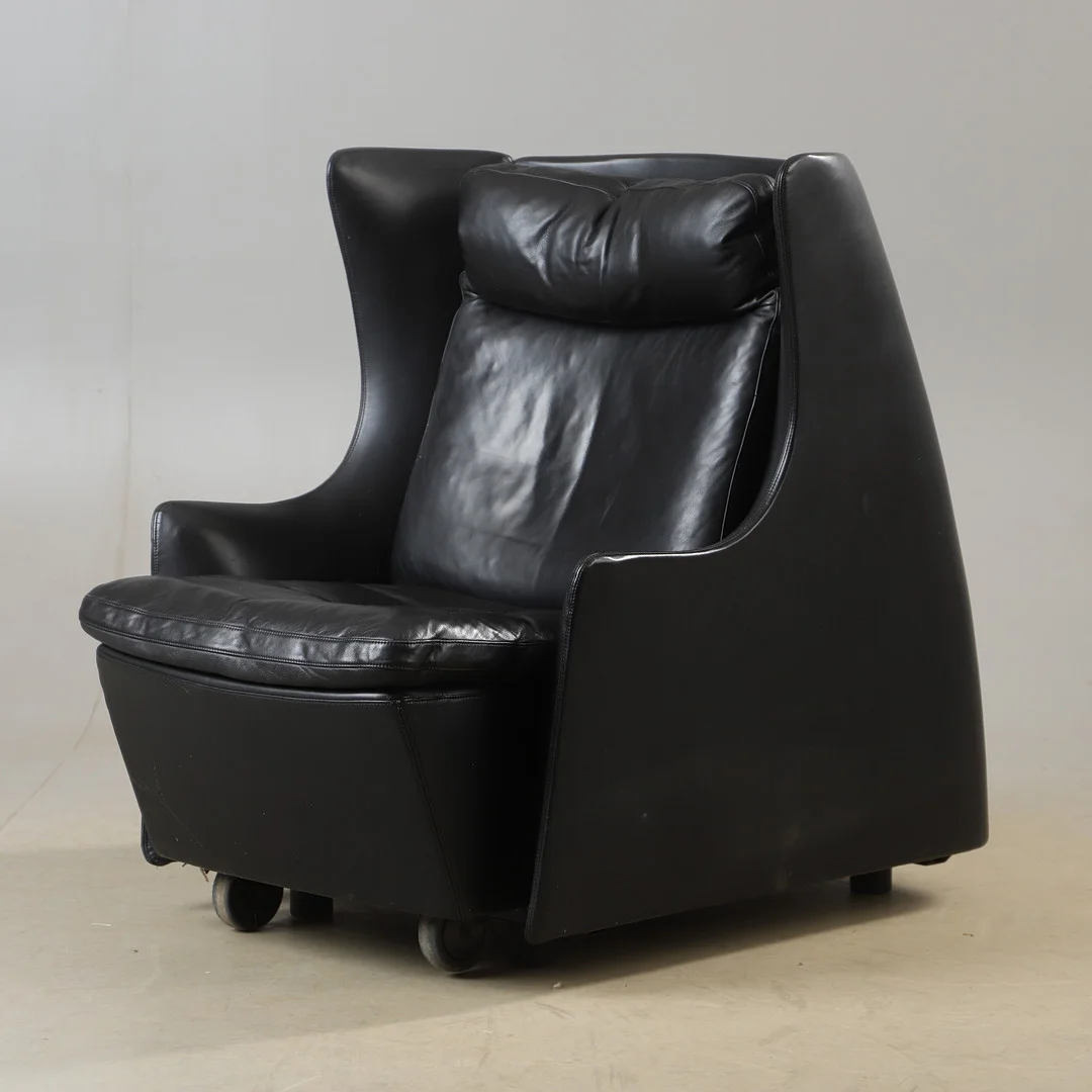 VICO MAGISTRETTI & PER SKOVHOLT. Fåtölj, "Mobi", skinnkädsel, Fredericia stolefabrik A/S, 1900-talets andra hälft. — Armchairs & Chairs — Helsingborgs Auktionskammare