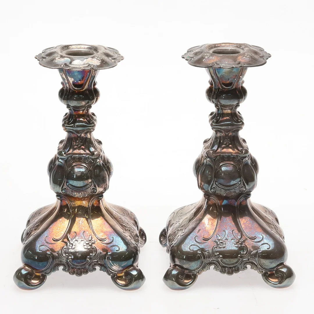 LJUSSTAKAR. Ett par, nysilver, barockstil, märkta GAB NSALP, 1900-talets första hälft. — Candlesticks — Örebro Stadsauktioner