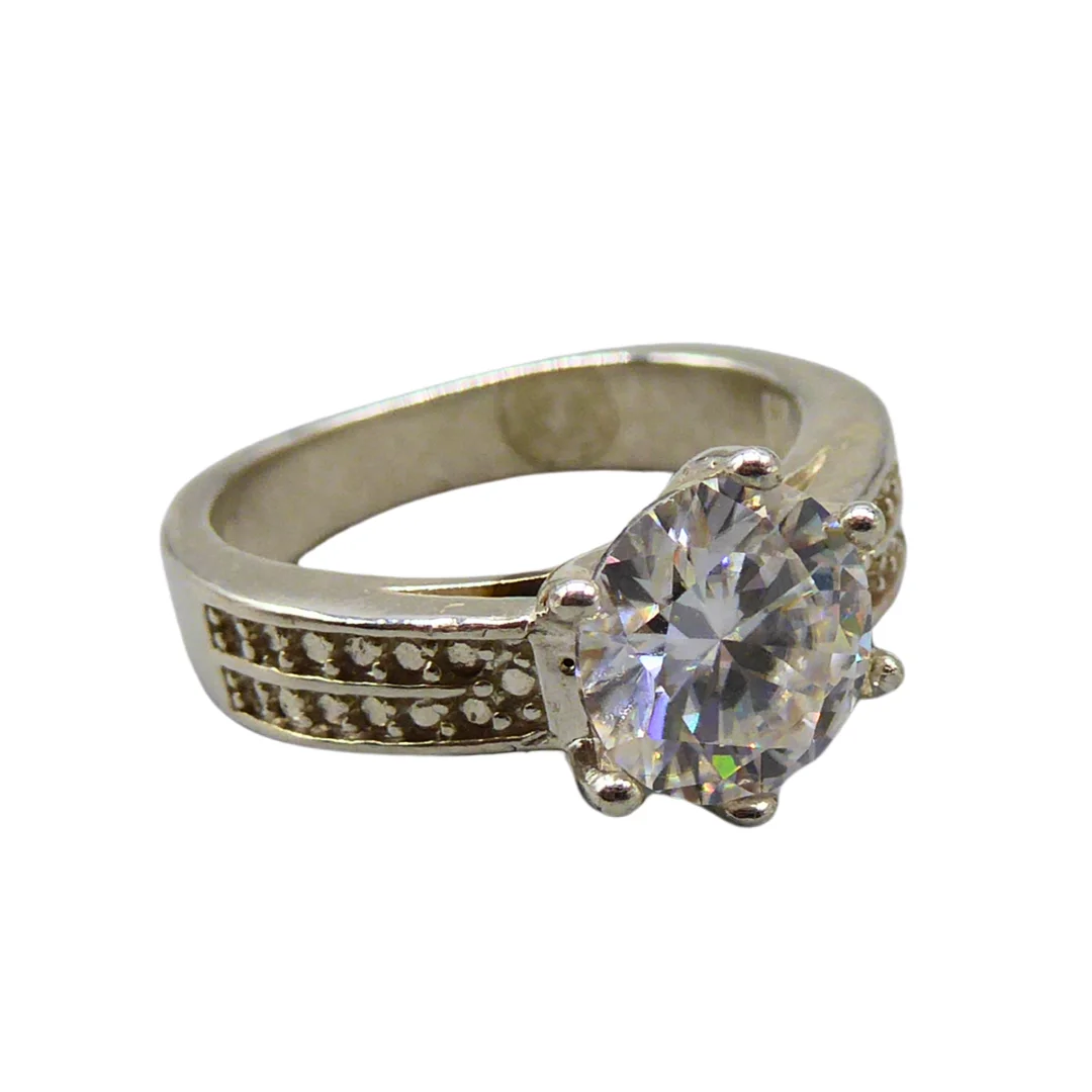 925ER SILBER RING MIT EINEM MOISSANITE VON 2CT BESETZT, ZERTIFIKAT ANBEI. — Rings — Auktionshaus Stuber's Hammerschlag