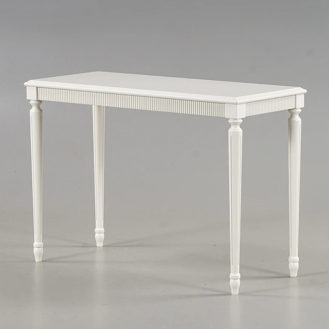 SIDOBORD Gustaviansk stil, 1900-talets andra hälft. — Tables — Karlstad Hammarö Auktionsverk