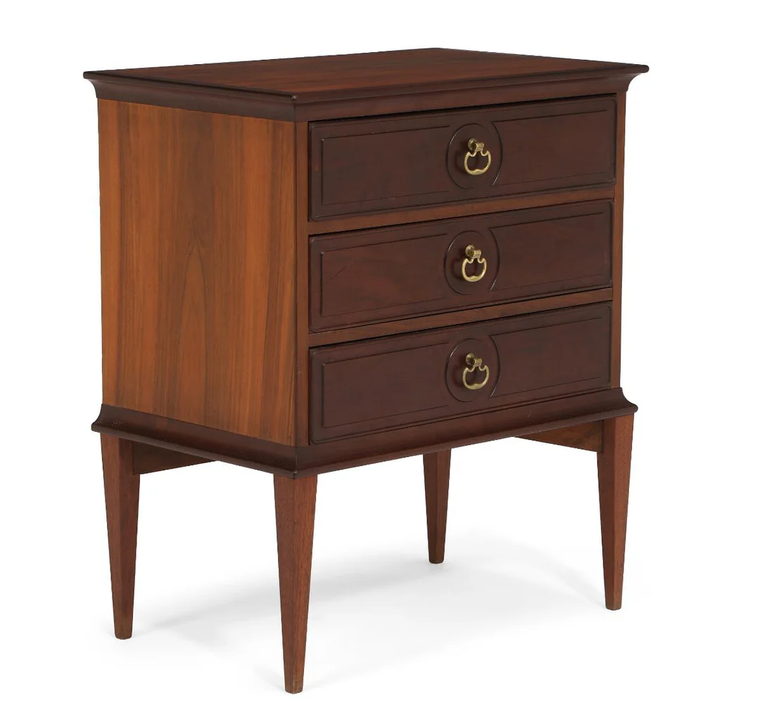 Frits Henningsen: Small nutwood chest of drawers. Front with three profiled drawers with brass handles. — Modern Furniture — Bruun Rasmussen