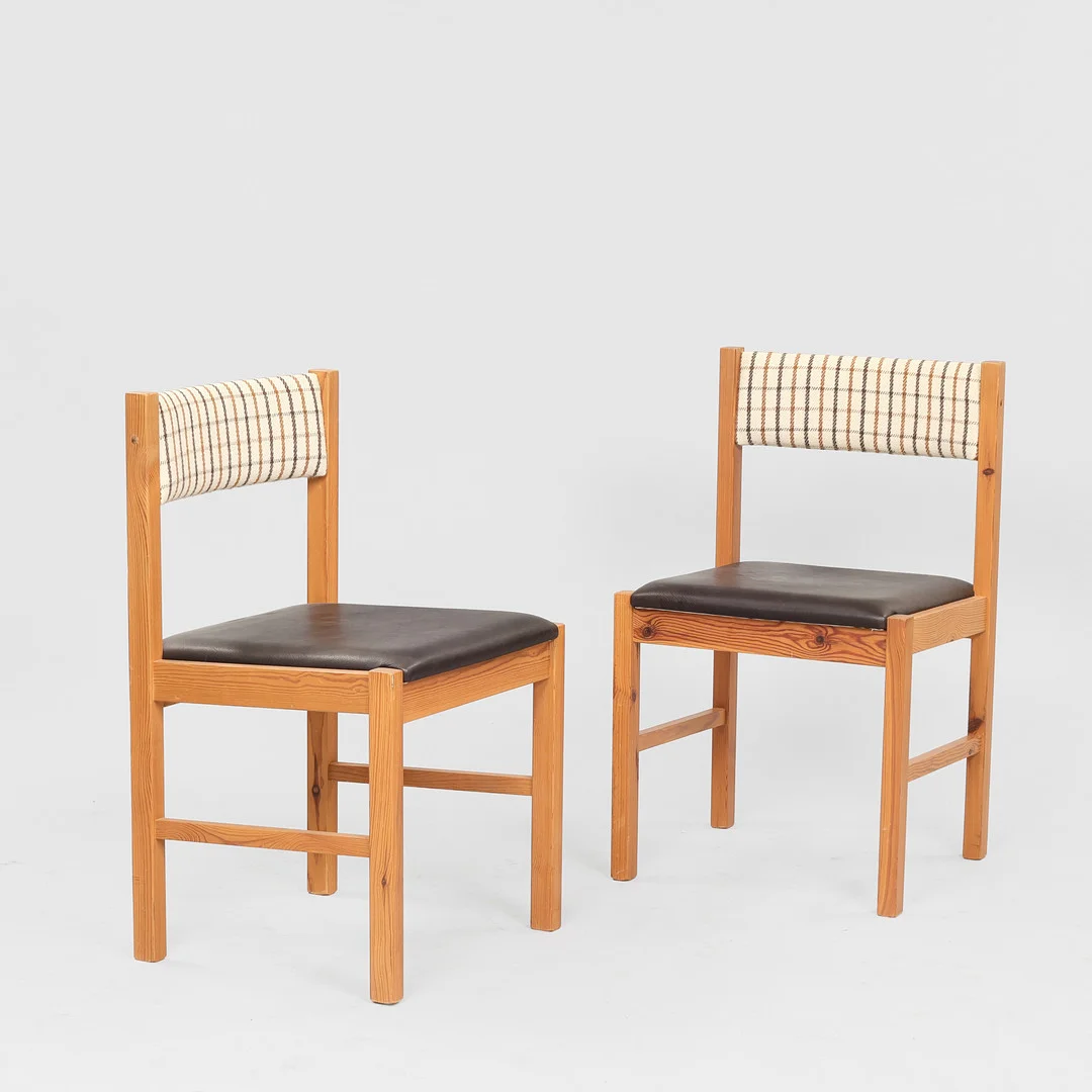 DANSK MØBELDESIGN: Et par spisebordsstole af massivt fyrretræ nypolstret i sort læder og ternet tekstil (hestedækken), Danmark, 1970'erne, (2). — Armchairs & Chairs — Palsgaard Kunstauktioner