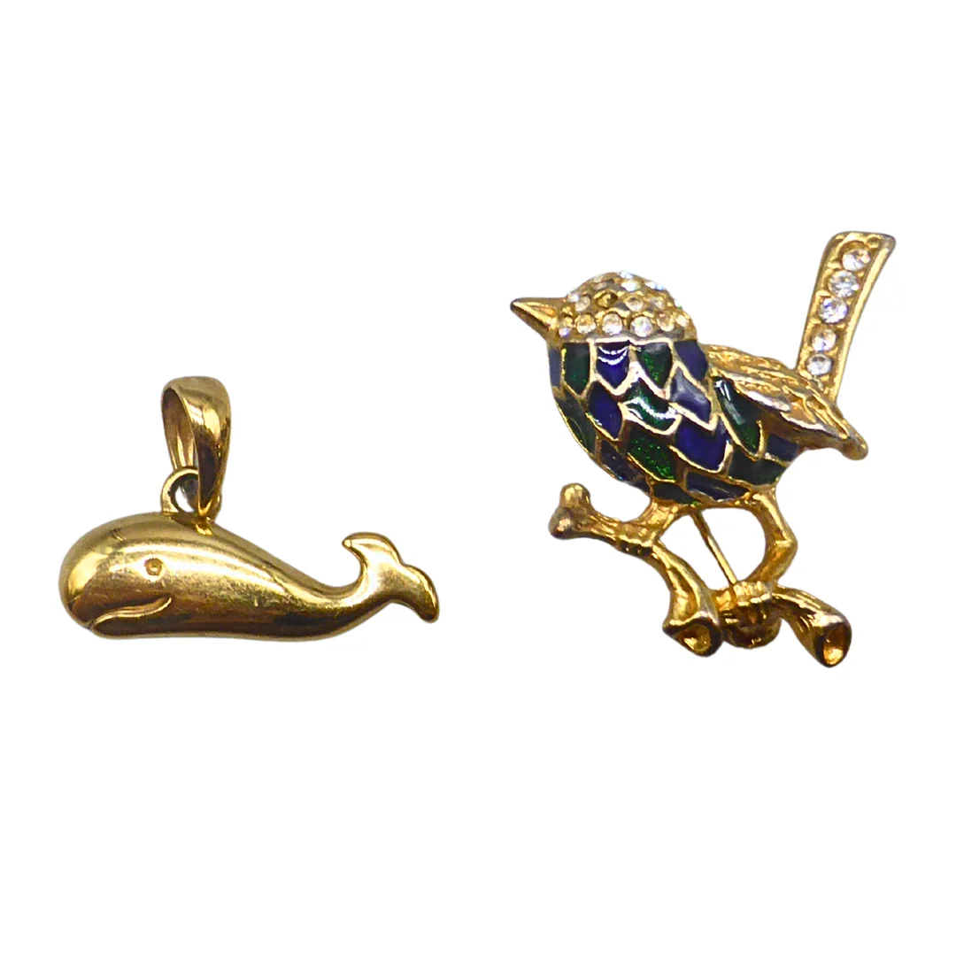 VOGELBROSCHE MIT STRASS UND EMAILLE SOWIE WALANHÄNGER. — Brooches & Pendants — Auktionshaus Stuber's Hammerschlag