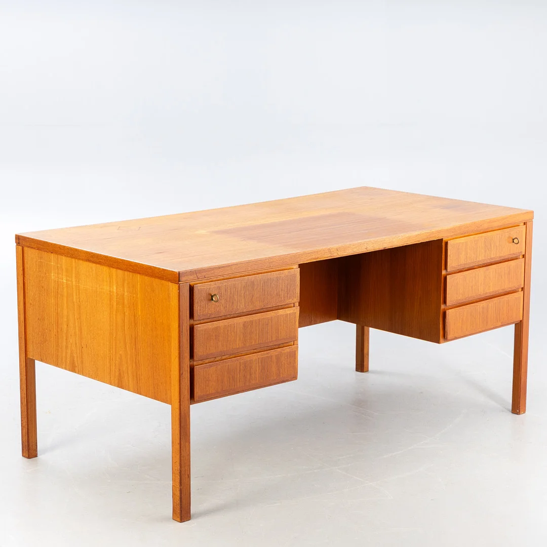 Omann Jun. Møbelfabrik, Teak Schreibtisch, Modell #77, Dänemark, 1960er Jahre. — Desks — Stockholms Auktionsverk Hamburg