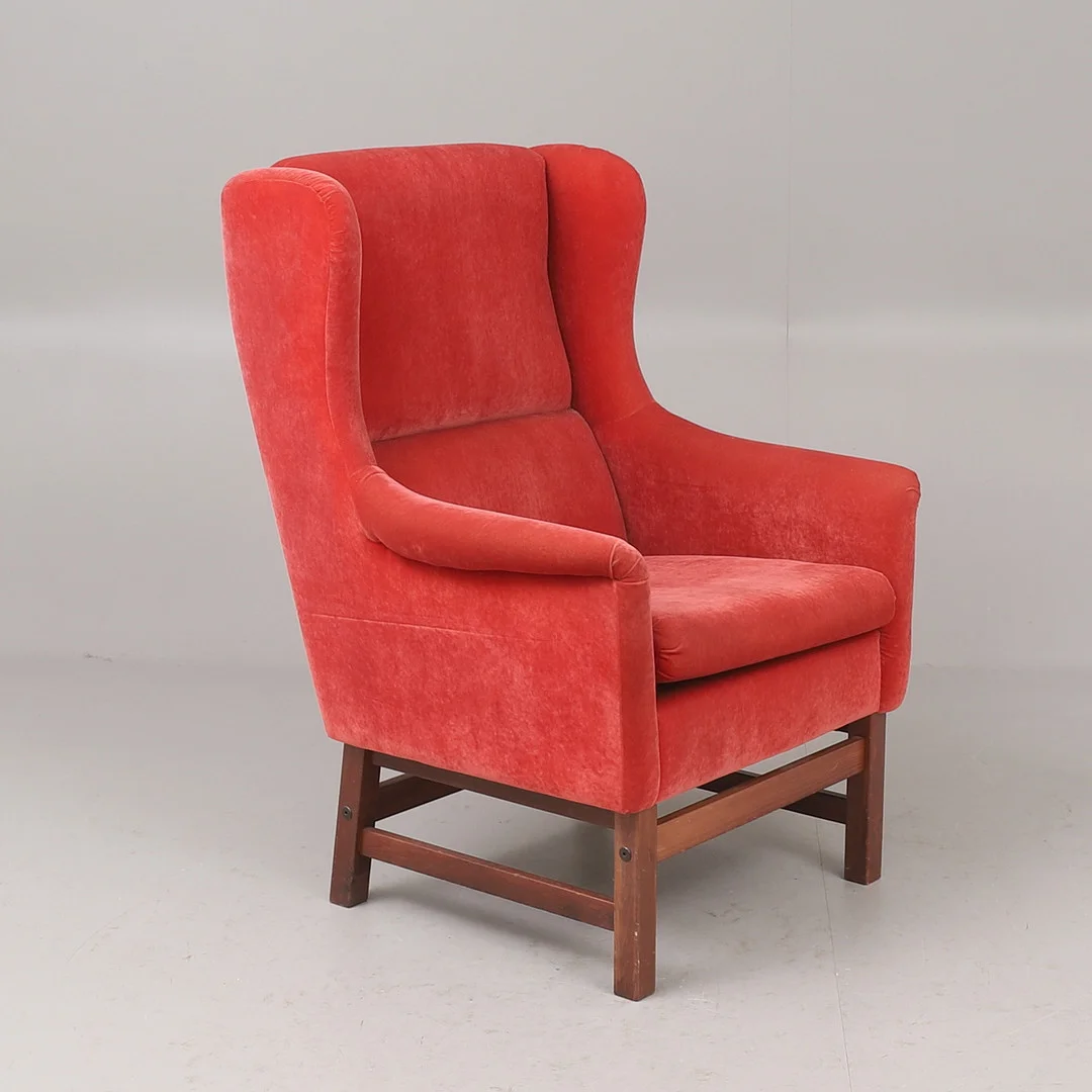 ÖRONLAPPSFÅTÖLJ, röd plysch, benställning av trä. — Armchairs & Chairs — RA Auktionsverket Norrköping